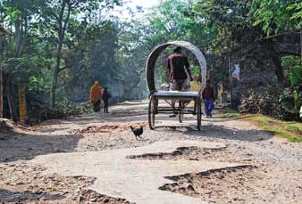 খন্দে ভরা রাস্তায় পথচলা দায়, প্রসব তাই বাড়িতেই