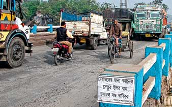 হঠাত্‌ সেতু বন্ধ রাখার নোটিসে ধন্দে যাত্রীরা