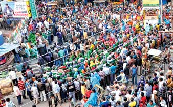 নির্দেশ উড়িয়ে ফের অবরোধ