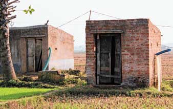 লাভপুরে তৃণমূলের দুই গোষ্ঠীর দু’টি সাবমার্সিবল পাম্প। —নিজস্ব চিত্র