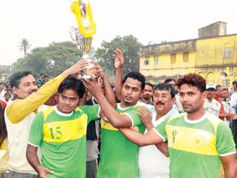 চ্যাম্পিয়নের ট্রফি নিয়ে। —নিজস্ব চিত্র।