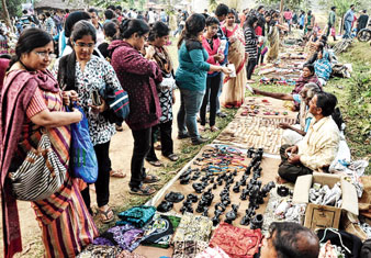 ঠান্ডা বাড়ছে, জমে উঠছে খোয়াই