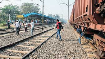 প্রতি দিন এ ভাবেই চলে পারাপার।  ছবি:অরুণ লোধ।