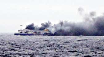 জাহাজে আগুন, ঘোর সঙ্কটে তিনশো যাত্রী