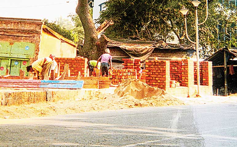 অবৈধ নির্মাণে মদতের অভিযোগ