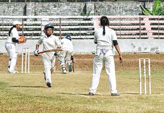 বাইরের লড়াই জিততে মাঠে মরিয়া মেয়েরা