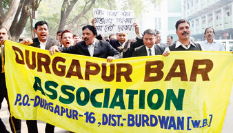 বিচারকের বদলি চেয়ে কৌঁসুলিদের কর্মবিরতি