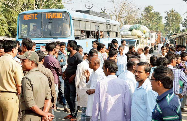 আলুর বীজে পচন, চার ঘণ্টা অবরোধ জাতীয় সড়ক