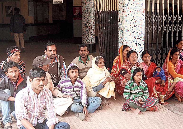 রোগীর খোঁজ নেই, হাসপাতালে অবস্থান স্বজনের