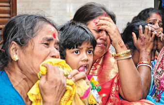 কৌশিকের শোকার্ত পরিজনরা। পার্থপ্রতিম দাসের তোলা ছবি।