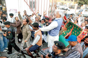 ১৮ বিধায়ককে নিয়ে পথে নেমে লড়াই লালুর