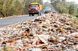 চুন-সুরকি, বোতল-টায়ারের স্তূপে সরু হচ্ছে দিল্লি রোড