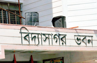 শিক্ষা সংসদ ভবনেই বক্স বাজিয়ে অনুষ্ঠান