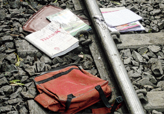 অসম্পূর্ণ ফুট ওভারব্রিজ, ট্রেনের ধাক্কায় মৃত ছাত্র