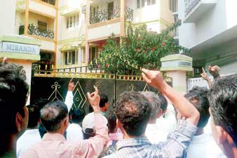 কোটি টাকা ‘আত্মসাৎ’ অর্থলগ্নি সংস্থার, বিক্ষোভ