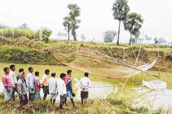 হাতে চেক দিয়ে জমি কিনতে নেমেছে প্রশাসন