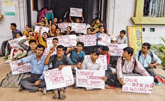 কলেজ চত্বরে পড়ুয়াদের বিক্ষোভ। —নিজস্ব চিত্র।