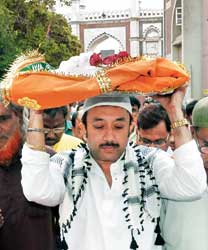 জেলায় নেমে তারাপীঠে ছুটলেন জয়ও