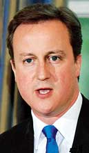 মেয়েকে কাঁধে চাপিয়ে স্কুলে ছাড়লেন ক্যামেরন