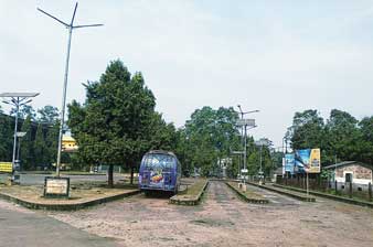 বাসস্ট্যান্ড এড়িয়ে চলছে বাস, নিত্য দুর্ভোগ ঝাড়গ্রামে