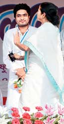 ভাইপো অভিষেককে সঙ্গে নিয়ে কর্মিসভায় মমতা বন্দ্যোপাধ্যায়। মঙ্গলবার পৈলানহাটে। ছবি: সুমন বল্লভ।
