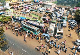 মারধরের প্রতিবাদে বন্ধ বাস, দুর্ভোগ যাত্রীদের