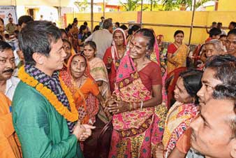 শিলিগুড়িতে ভোটের প্রচারে দার্জিলিঙের তৃণমূল প্রার্থী ভাইচুং ভুটিয়া। —নিজস্ব চিত্র।