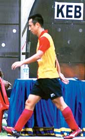 তিন গোলের পাশে দুই কাঁটা আর্মান্দোর