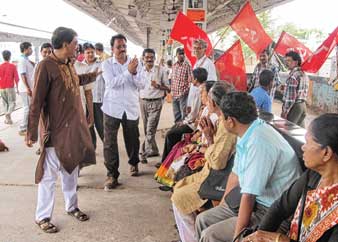 অম্বিকা কালনা স্টেশনে প্রচারে ব্যস্ত সিপিএম প্রার্থী ঈশ্বরচন্দ্র দাস। —নিজস্ব চিত্র।