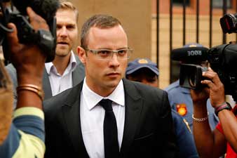 আদালতের বাইরে পিস্টোরিয়াস। ছবি: রয়টার্স।