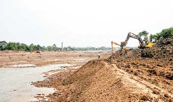 কেলেঘাই নদী সংস্কারের কাজ চলছে।  —ফাইল চিত্র।