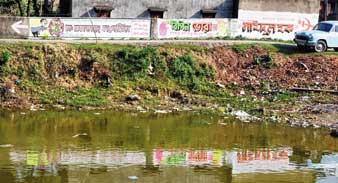 তখনও প্রার্থী হিসেবে দেওয়ালে বিপিন ভোরার নাম। শুক্রবার দুপুরে দুর্গাপুরে তেঁতুলতলা এলাকায়। ছবি: বিকাশ মশান।
