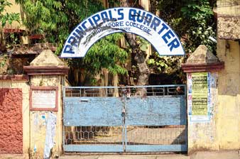 চাপানউতোরে ‘সিল’ হল রাজনারায়ণের বাড়ি