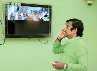 বিরোধী-চক্রান্তের আশঙ্কা, ঘরে সিসিটিভি বসালেন খাদ্যমন্ত্রী