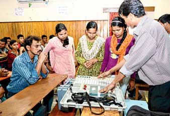 ভোটে উৎসাহ দিতে কলেজে শিবির, আগ্রহ ‘নোটা’ নিয়ে
