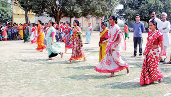 হেঁটে-খেলে দিনভর স্কুলের মাঠে মাতলেন স্বনির্ভর দলের মহিলারা