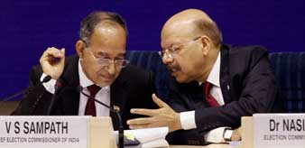 লোকসভা ভোটের নির্ঘণ্ট ঘোষণা করছেন  দেশের মুখ্য নির্বাচন কমিশনার ভি এস সম্পত। ছবি: পিটিআই।