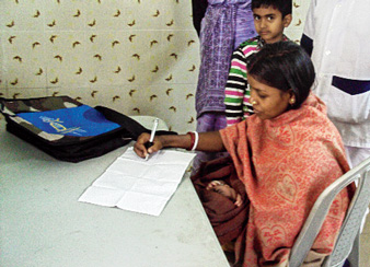 ছেলে কোলেই স্বাস্থ্যকেন্দ্রে পরীক্ষা