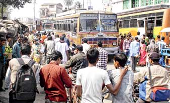 রাস্তা বেদখল, বেকায়দায় খাতড়া