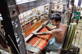 অবাধে ঢুকছে বাংলাদেশি তাঁত, সঙ্কটের মুখে শান্তিপুর