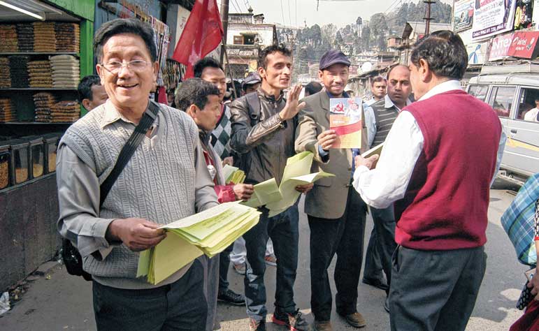 দার্জিলিঙে লিফলেট বিলি করে প্রচার সিপিএম কর্মীদের। পরনে সোয়েটার। সমতলে অবশ্য অন্য চিত্র।