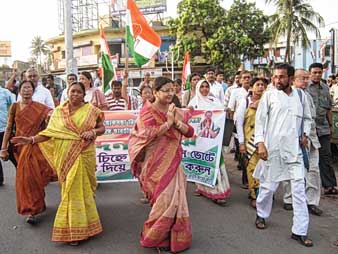 লড়াই কঠিন, তবু মাটি আঁকড়েই পড়ে চন্দনা