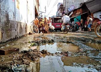 পাইপ ফেটে বিপত্তি মানবাজারে