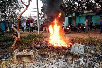 সাগরদিঘিতে বিদ্যুৎ দফতরে ভাঙচুর