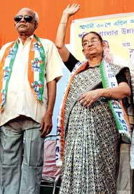 রোড-শোয়ে আস্থা তৃণমূলের, সিপিএমের জোর হেঁটে প্রচারে