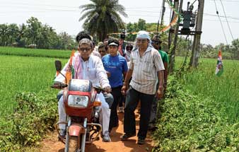 সিপিএম কর্মীকে আলিঙ্গন, প্রচারে সৌজন্য মানসের