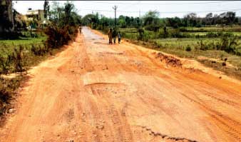 খানাখন্দে ভরা রাস্তা, ক্ষোভ