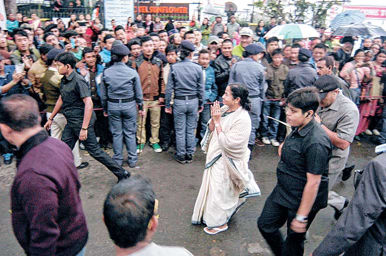 দার্জিলিঙের সভায় যাওয়ার পথে মুখ্যমন্ত্রী। রবিবার।  ছবি:রবিন রাই।