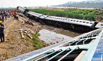 অসমে লাইন থেকে ছিটকে জলাশয়ে ট্রেন, জখম ৫০