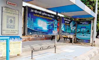 শহর জুড়ে বাস ছাউনির চেয়ার চুরি, বিপাকে পুরসভা